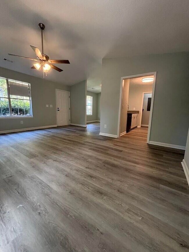 Foto del edificio - Newly Renovated 3 Bedroom Duplex~