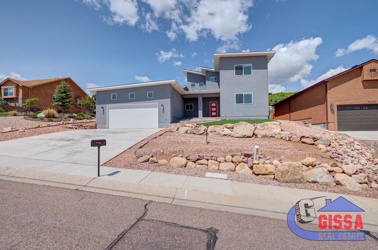 Foto principal - Wow, what a gorgeous house! 5 BR - 3 BA - ...