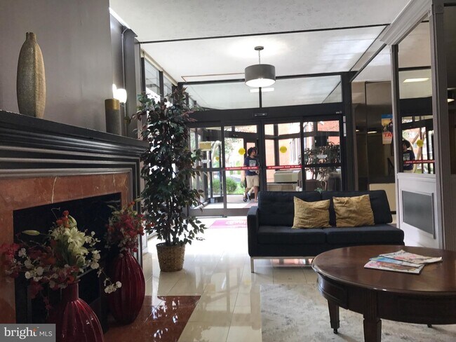 Foto del edificio - 1021 Arlington Blvd