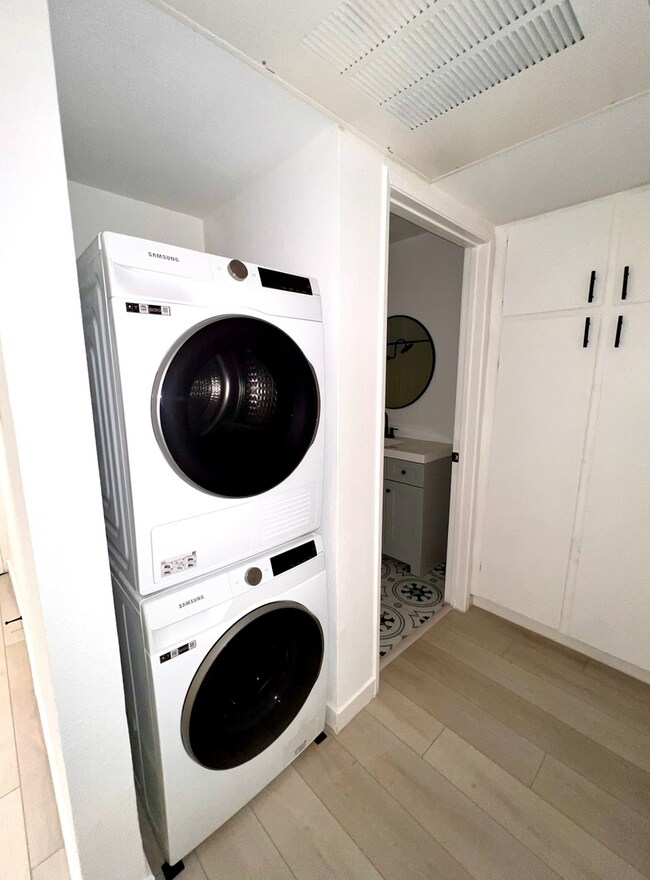 Building Photo - Modern 1-Bedroom Apartment in Gated Van Nuys Community – Fully Remodeled!