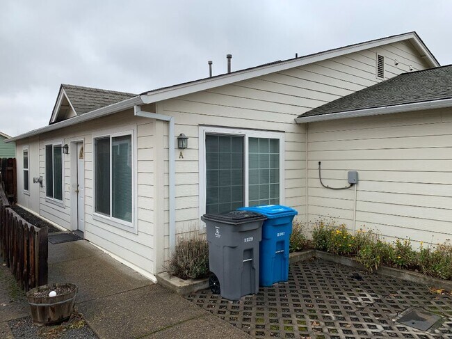 Foto del edificio - 549 Tulipan Way