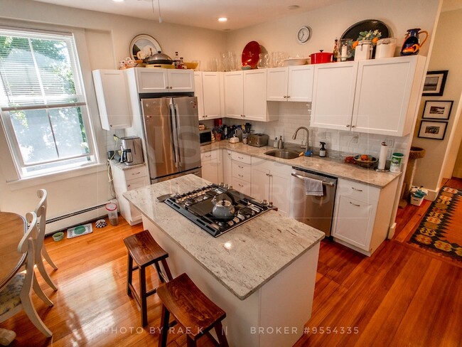 Building Photo - 61 Pond St