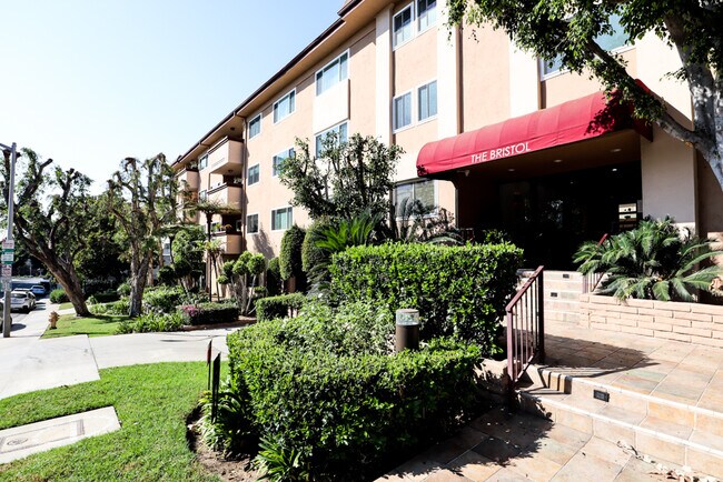 Building Photo - 1121 N Olive Dr