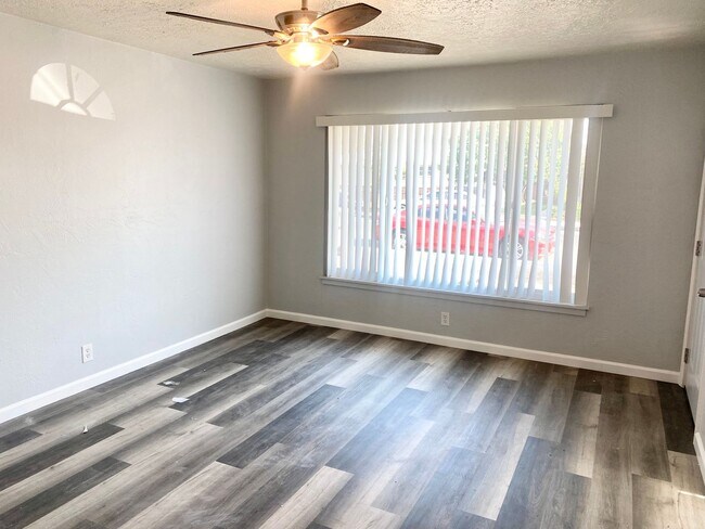 Foto del edificio - 3415-3417 E Terrace Ave