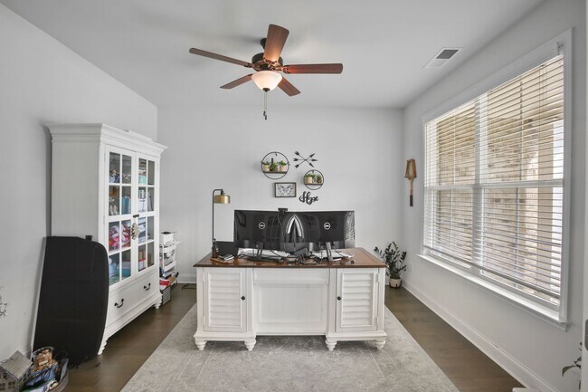 Building Photo - Stunning and upgraded 5-bedroom, 4-bath ho...
