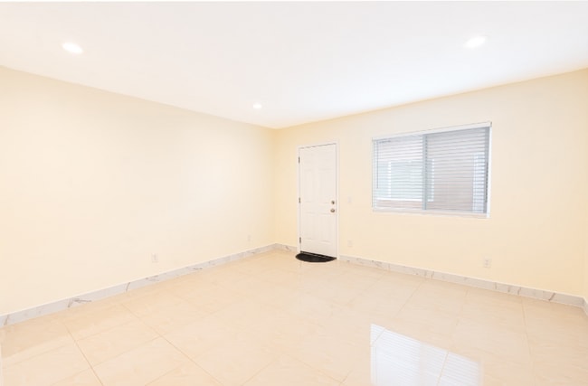 Building Photo - 2050 S Lida Ln