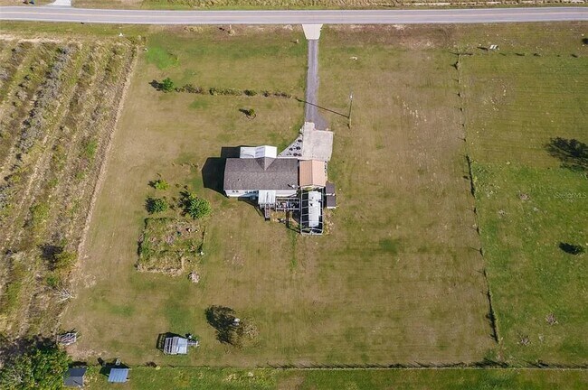 Foto del edificio - 401 Hatchineha Rd