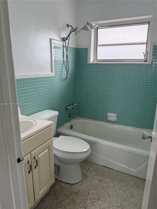 Foto del edificio - 519 SW 27th Ave