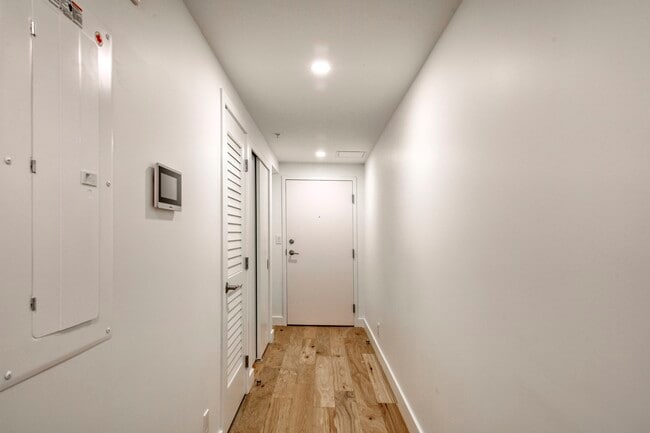 Building Photo - 3460 Rue Peel