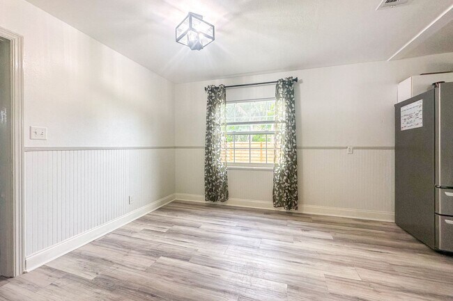 Building Photo - Spacious, Pet Friendly, 2 Bed Home with La...