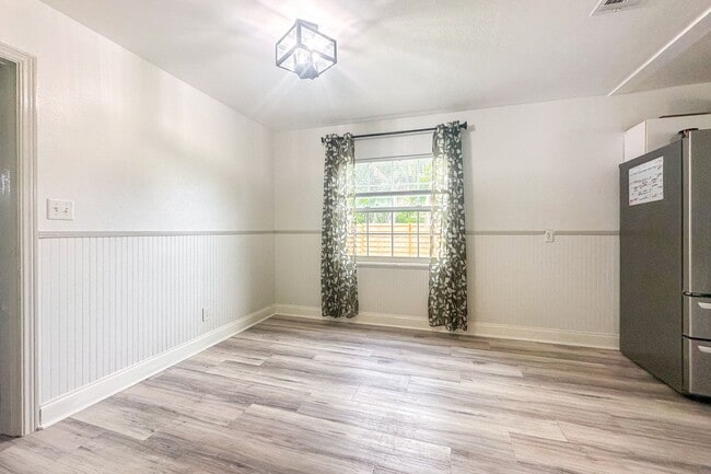 Foto del edificio - Spacious, Pet Friendly, 2 Bed Home with La...