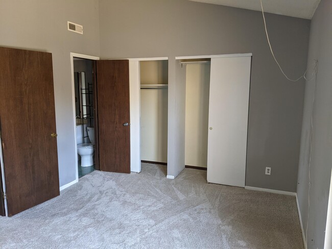 Building Photo - 2104 Melrose Dr