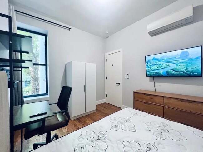 Foto del edificio - Furnished room/NOT APARTMENT