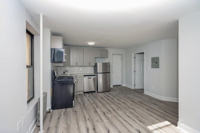 Building Photo - 269 Varick St