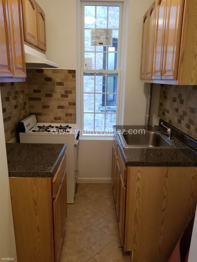 Foto del edificio - 667 E 232nd St