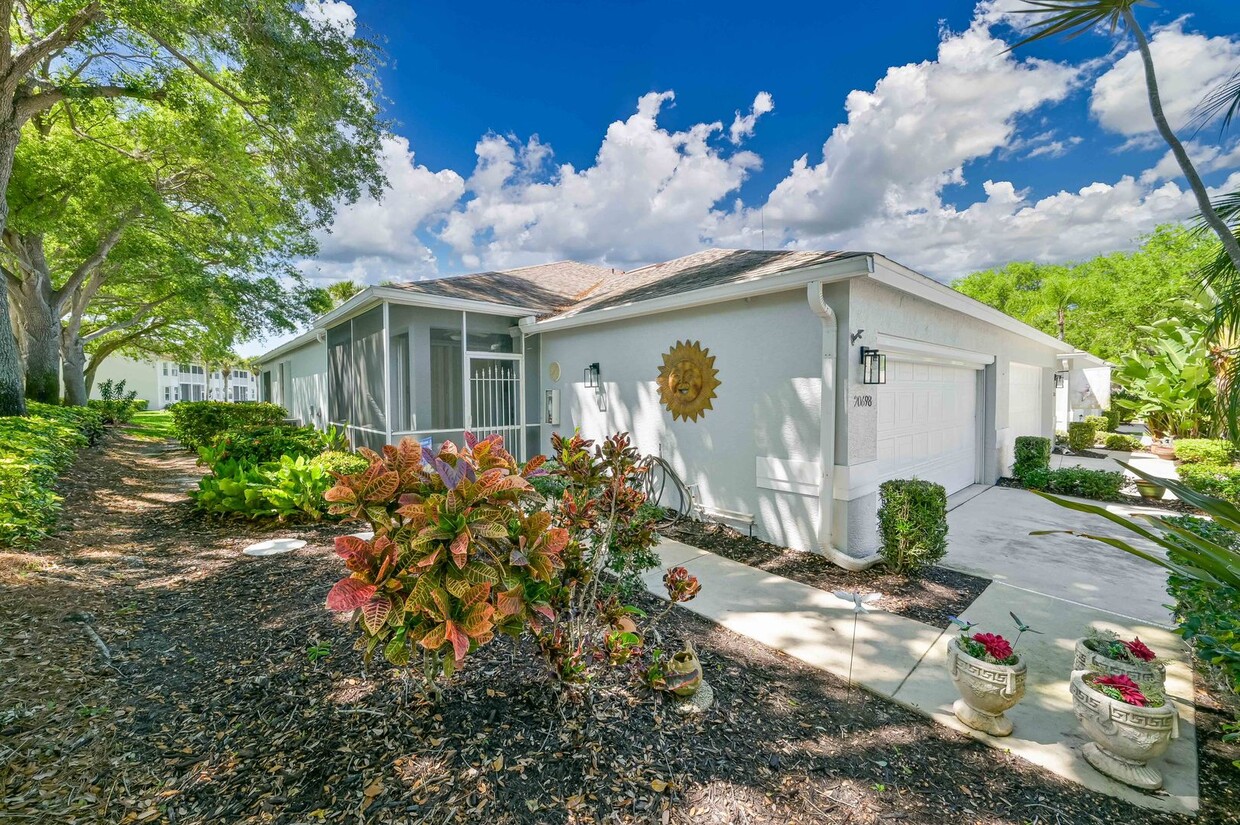 Primary Photo - ** Golf Villa! 2+Den Bed / 2 Bath ~ 2 Car ...