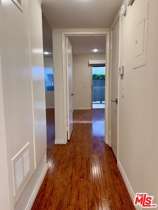 Foto del edificio - 1348 E Hillcrest Dr