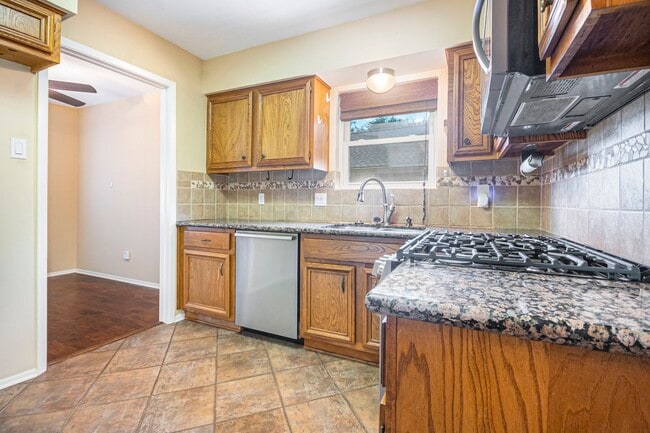 Building Photo - 302 Lochnell Dr