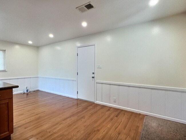Building Photo - 3BD/2BA - Updated Charming Single Family H...
