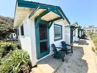 Foto del edificio - For Lease Furnished - Cliffside Beach Cottage with Panoramic Ocean Views – Ocean Beach