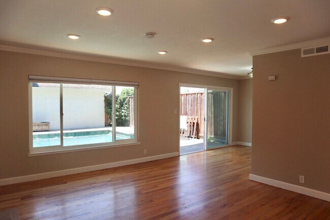 Building Photo - Gorgeous 4-bedroom home with pool – Lakesh...