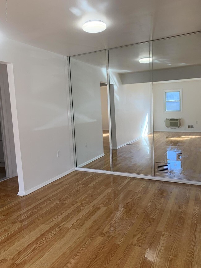 Building Photo - 601 Mistletoe Ave