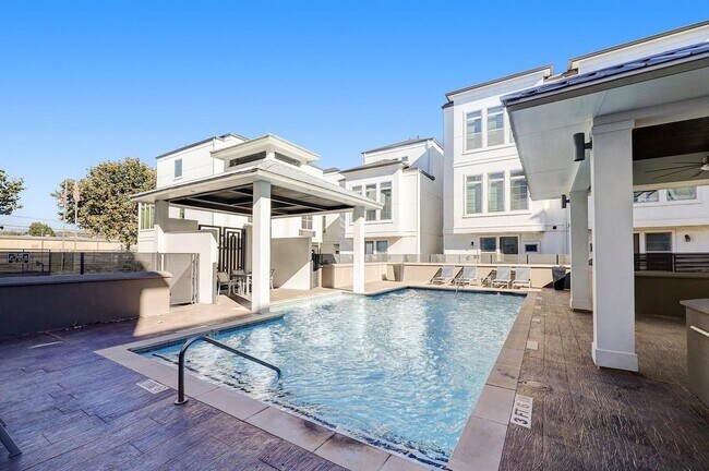 Foto del edificio - 423 T C Jester Blvd