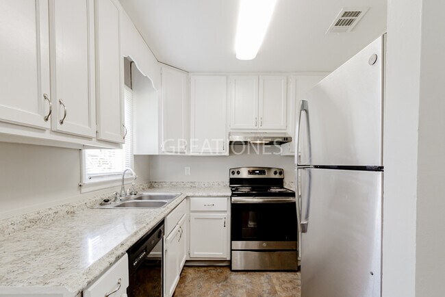 Building Photo - 102 Mockingbird Ln