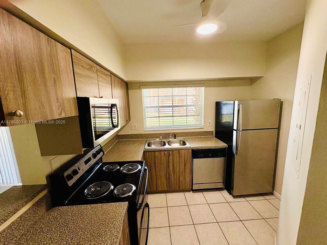 Foto principal - 2061 NW 96th Ter