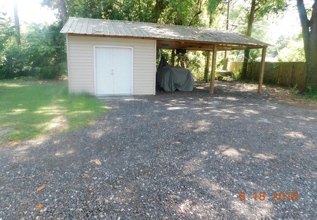 Foto del edificio - Charming All-Brick 2BR Home with Spacious Yard & Prime Columbia Location