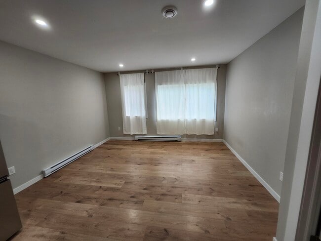 Building Photo - 210 Canterbury St