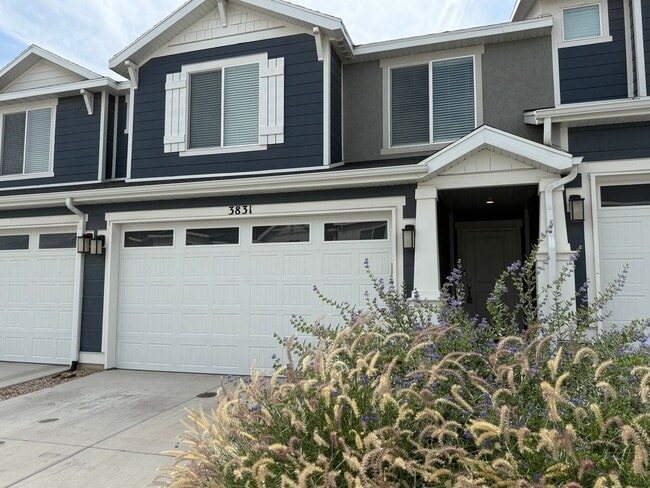 Foto del edificio - Beautifully Updated 4-Bedroom Townhome in ...