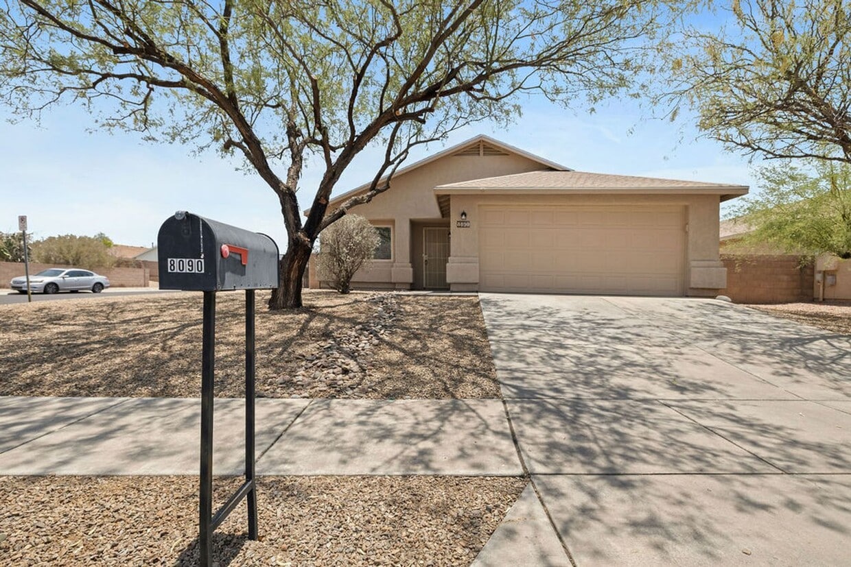 Foto principal - Spacious 3 Bedroom 2 Bath Home on Eastside