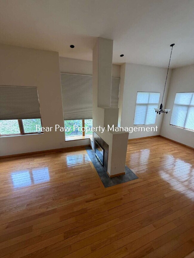 Foto del edificio - "Embrace Spacious Livingin this  3-Bedroom Gem in Genesee!"