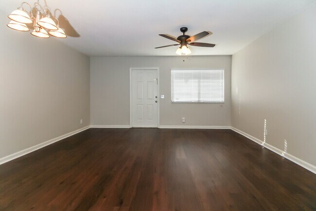 Foto del edificio - 5350 Elmhurst Rd