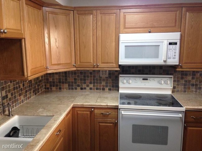 Building Photo - 3 br, 2 bath Townhome - 7118 sw 105 ct