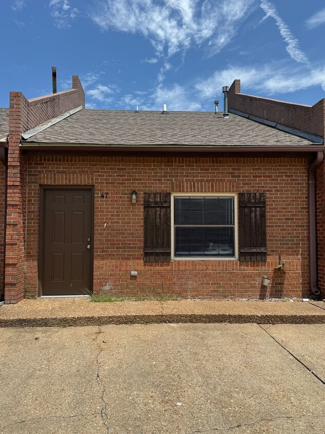Primary Photo - 2 bed / 2 bath Condo in the Center of Jone...