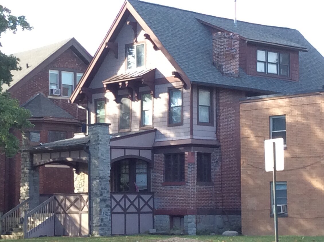 Foto del edificio - 7 Bedroom 3 bath House