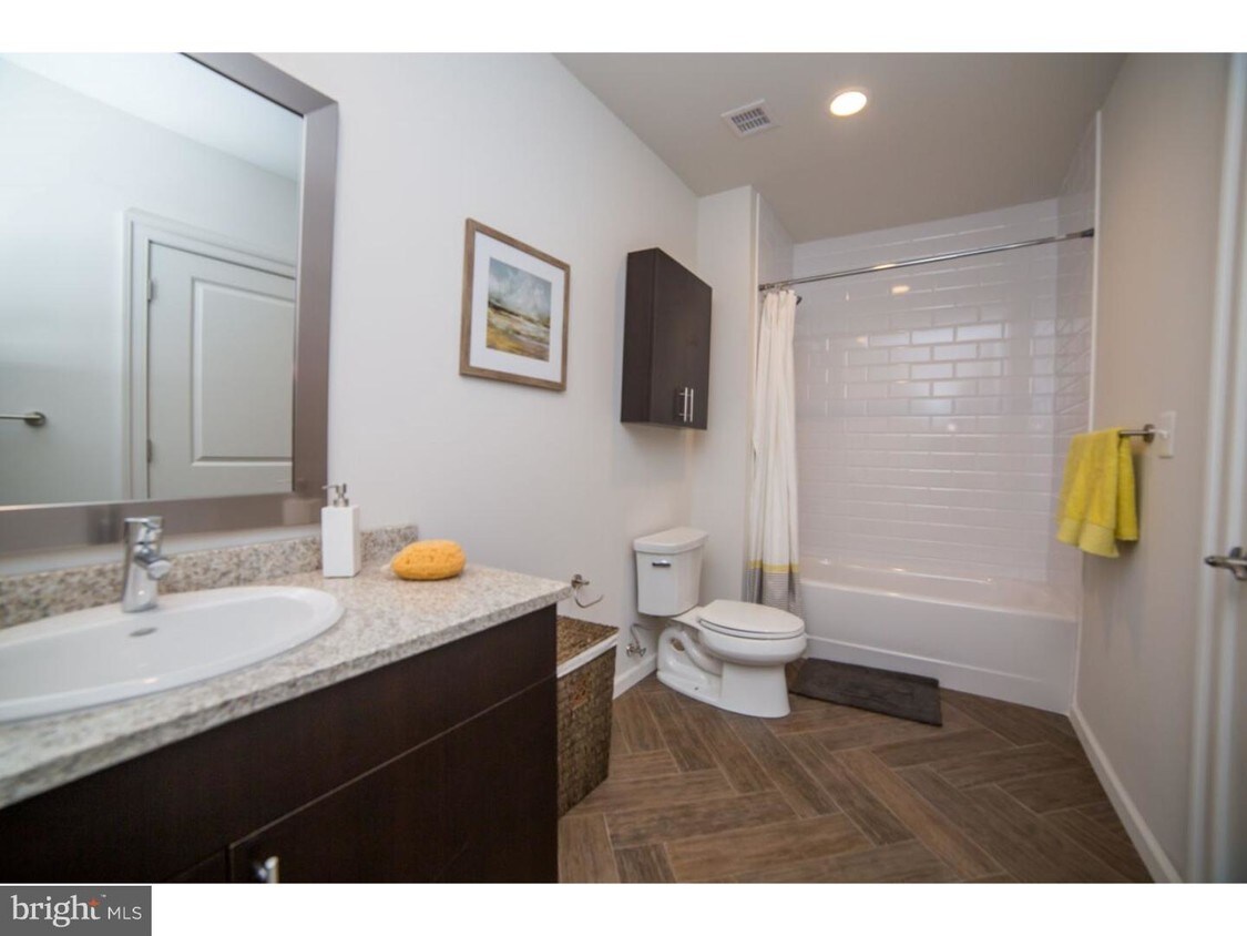 Foto principal - 230 N Christopher Columbus Blvd