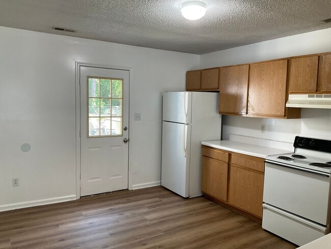 Foto del edificio - Great two bedroom two and a half bath town home located off of Piney Green Road. Convenient to Ca...