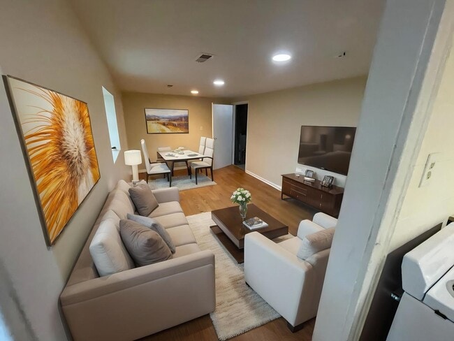 Foto del edificio - 5056 W Henderson St