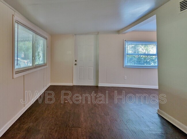 Building Photo - 573 E 55th St