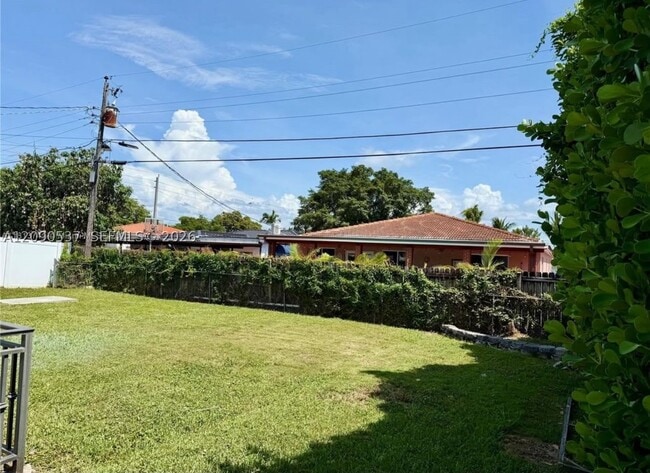 Building Photo - 1525 SW 18th St