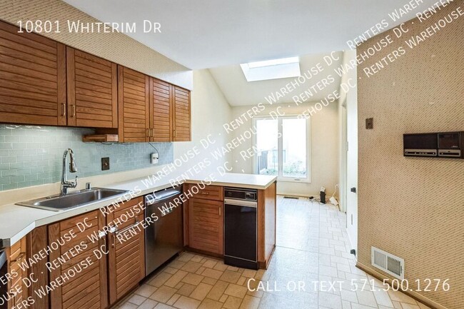 Building Photo - Light filled 2Bd/3.5Bth+Loft end unit TH w...