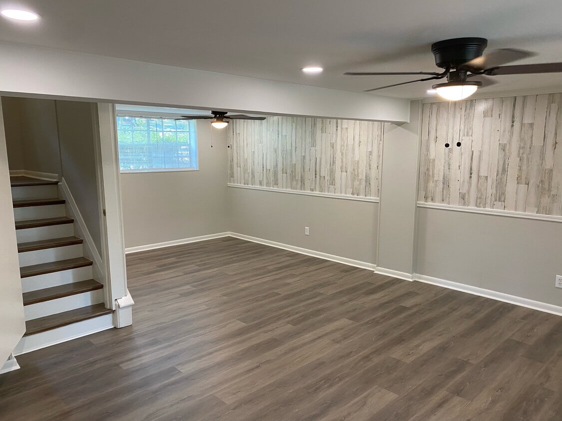 Building Photo - 2467 Carolyn Dr