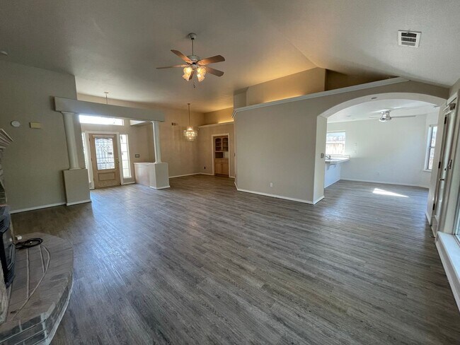 Foto del edificio - Beautiful South West Visalia home Near El ...
