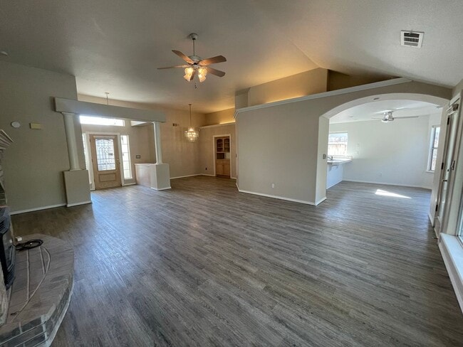 Foto del edificio - Beautiful South West Visalia home Near El Diamante school with a pool!!