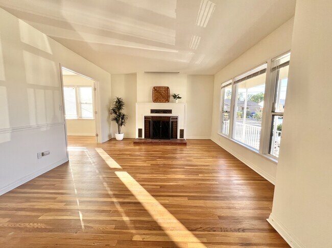 Foto del edificio - 6165 Blain Pl