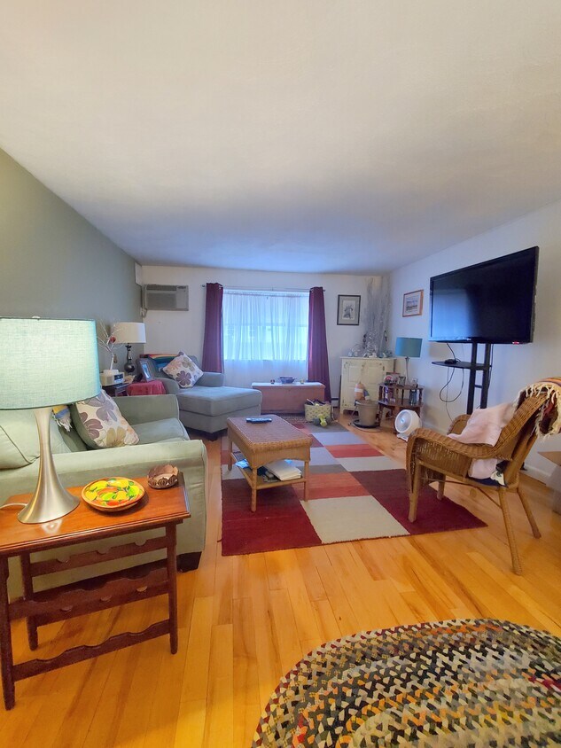 leaving room - 84 Grant St