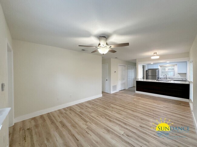 Building Photo - Fully renovated unit with beautiful features!